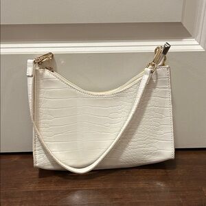 Elegant Cream Crocodile-Embossed Shoulder Bag